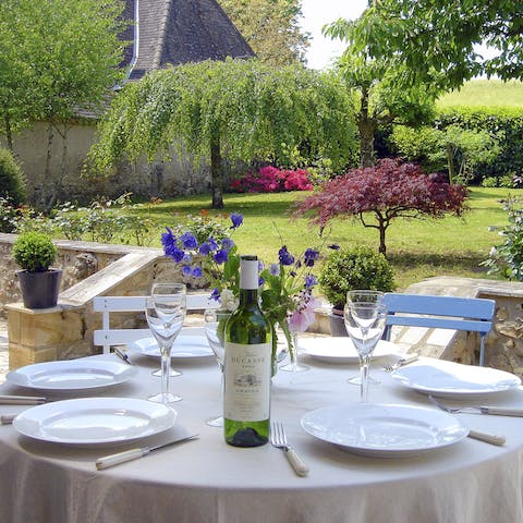 Enjoy dinner surrounded by greenery