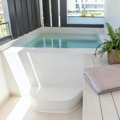 Relax in the plunge pool when the temperature starts to rise