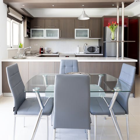 Tuck into delicious Greek salad and grilled halloumi at your stylish dining set