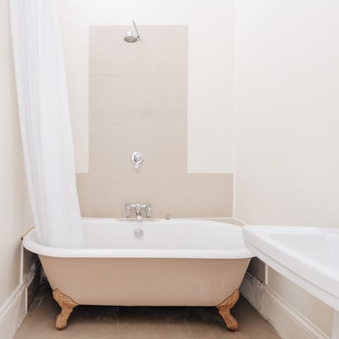 Soak sore limbs in the claw-footed tub after a day sightseeing