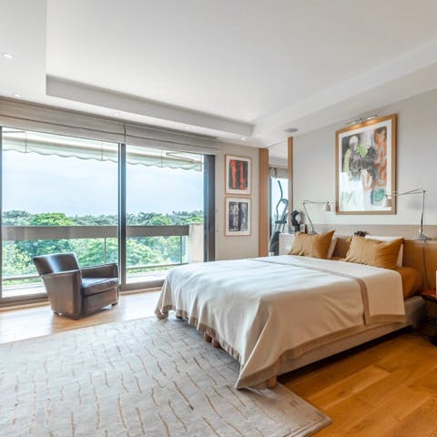 Wake up to leafy green views over Bois de Boulogne 