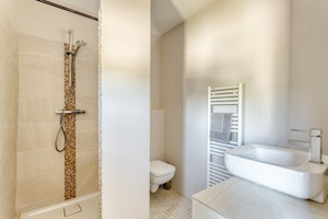 Gordes Hideaway image 11