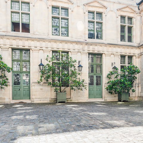 Enjoy the tranquility of this hôtel particulier in the Marais
