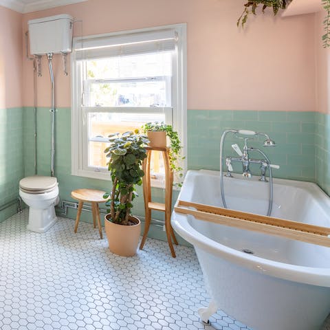 Choose between the rolltop bath in the garden or in the pastel-coloured bathroom