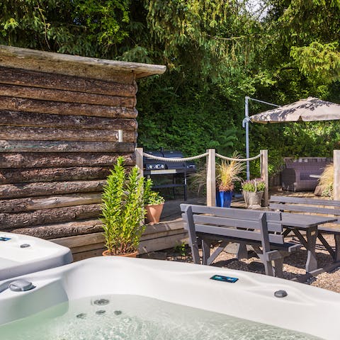 Enjoy a glass of Prosecco in the hot tub 