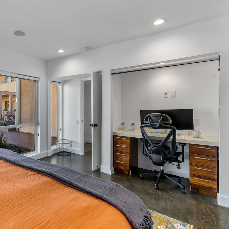 Take work calls or answer emails with ease thanks to a home desk