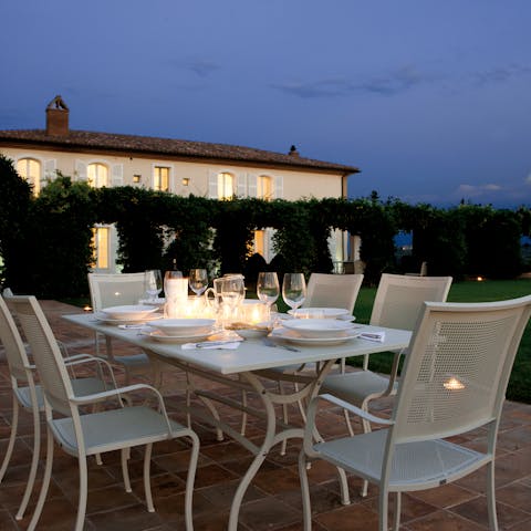 Gather around the table for al fresco dining and star gazing