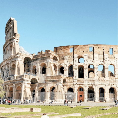 Stroll over to the Colosseum in under half an hour 