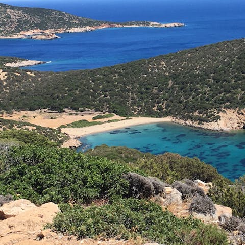 Discover the beaches of Sifnos, just fifteen minutes away by car