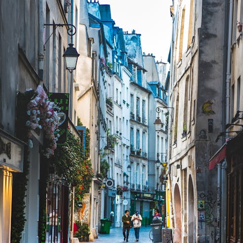 Peruse the boutiques and book shops around Le Marais