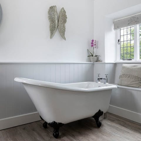 Look forward to a pamper session in the roll top bath