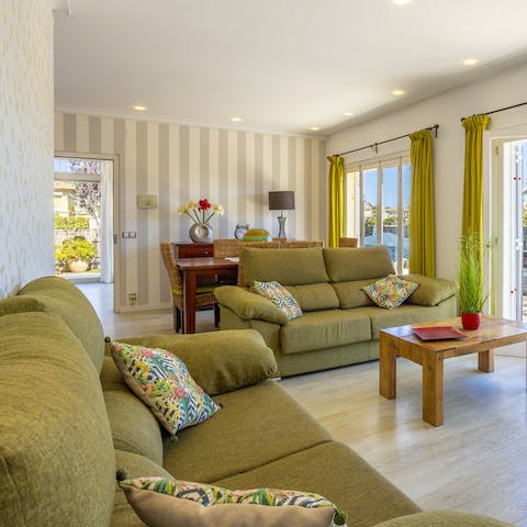 Snuggle up in the cosy living room and enjoy evenings of movies and wine