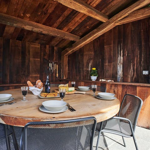 Dine at the round table in the loggia-style cabin