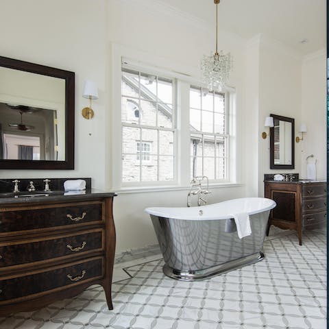 Feel like royalty in this striking, freestanding tub 