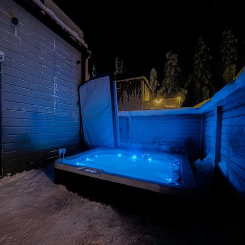 Keep warm even when it's snowing in the bubbling hot tub
