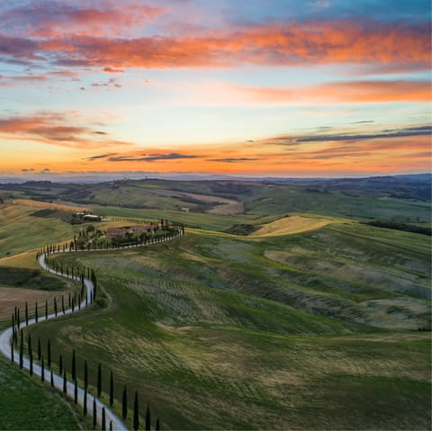 Stay in the heart of the Tuscan countryside, with Florence, Pisa and Siena all around an hour away by car