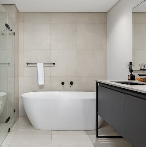 Unwind in the bathtub after a hike up Lion's Head or the Table Mountain
