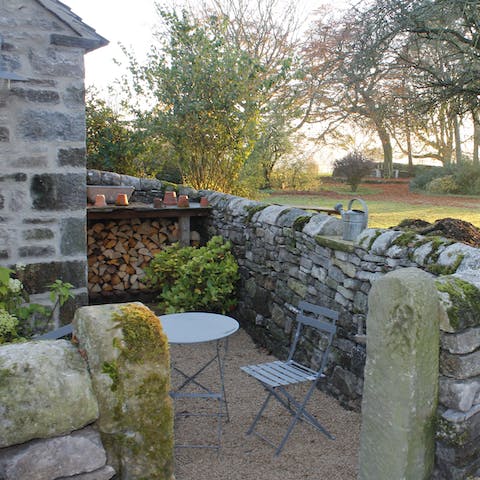 Have a peaceful alfresco lunch on the cottage's patio