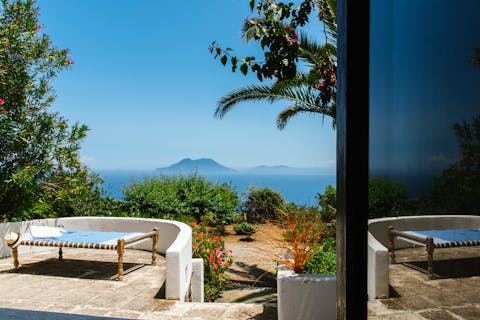 Take a siesta on a day bed in idyllic surroundings