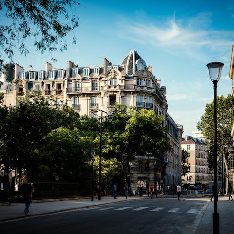 Explore the botanic gardens of Bois de Boulogne and other attractions on foot