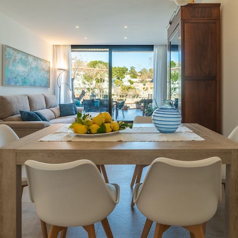 Gather the family for relaxed breakfasts in the bright lounge and dinning area
