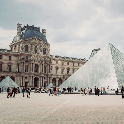 Explore Paris on foot – the Louvre is twenty minutes away