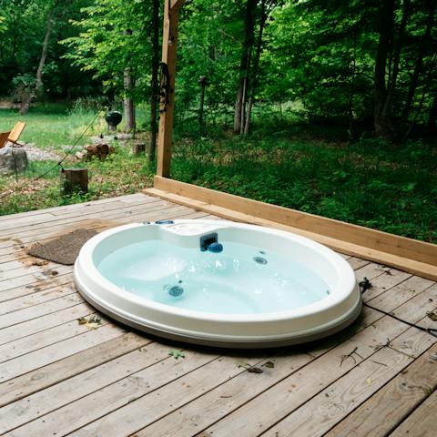 Cosy up in the jacuzzi hot tub surrounded by nature