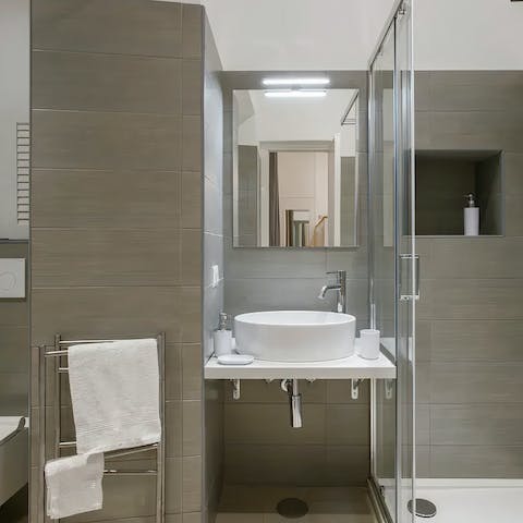 Get ready for a night out in Rome in the stylish bathroom