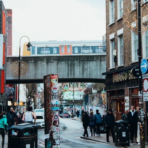 Visit the cool bars and trendy restaurants of nearby Shoreditch, about fifteen minutes away on foot