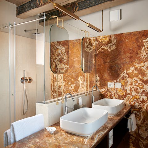 Get ready for an evening out in Venice in the sumptous bathroom