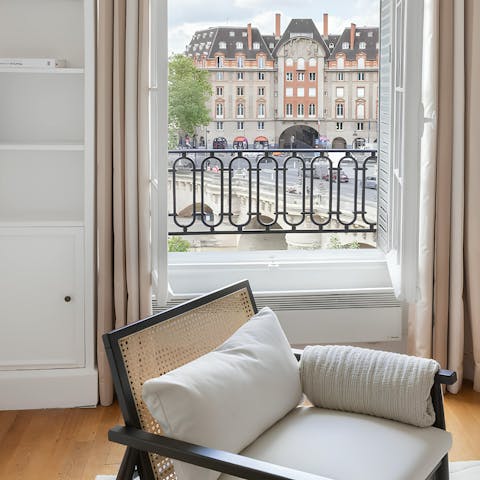 Admire the  île-de-la-Cité views from the comfy armchair