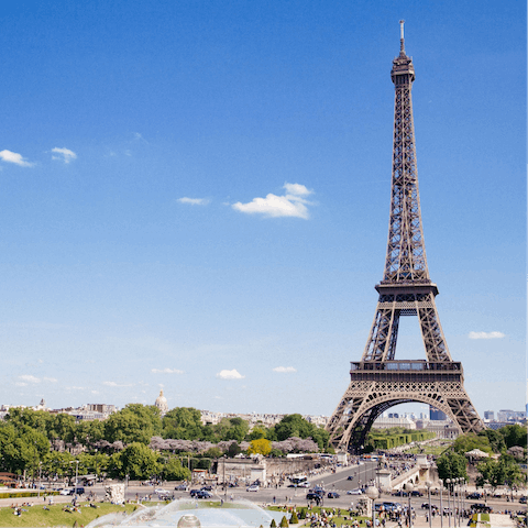 Pay a visit to the French capital's most famous landmark in just over half an hour on public transport