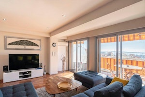 Port-Side Apartment image 14