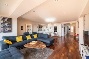 Port-Side Apartment image 9