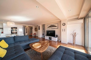 Port-Side Apartment image 8