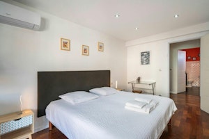 Port-Side Apartment image 5