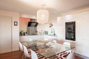 Port-Side Apartment image 2