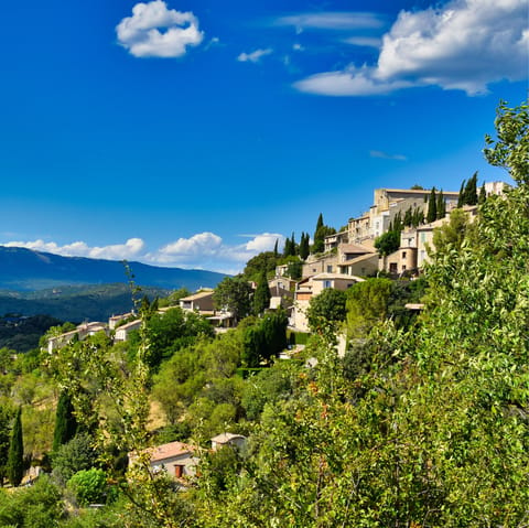 Explore the Luberon's historic hilltop villages, brimming with Provençal charm 