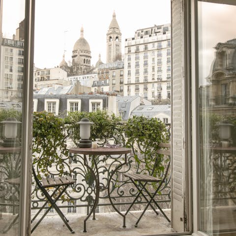 Savour refreshing drinks with a view on the little balcony