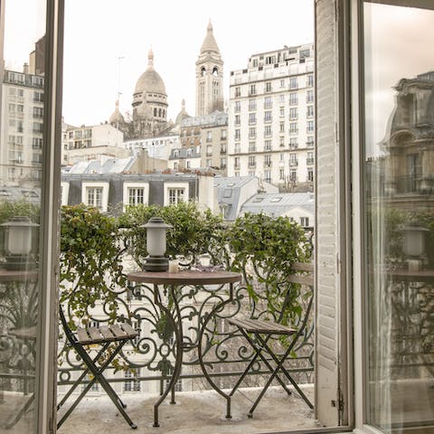 Savour refreshing drinks with a view on the little balcony