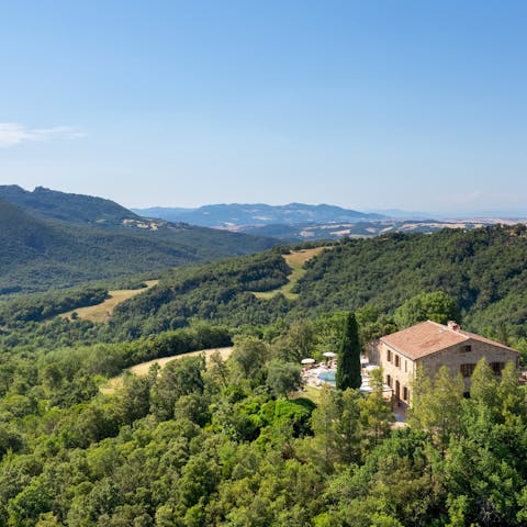 Surround yourself in Tuscany's rolling hills – perfect for mindful wandering