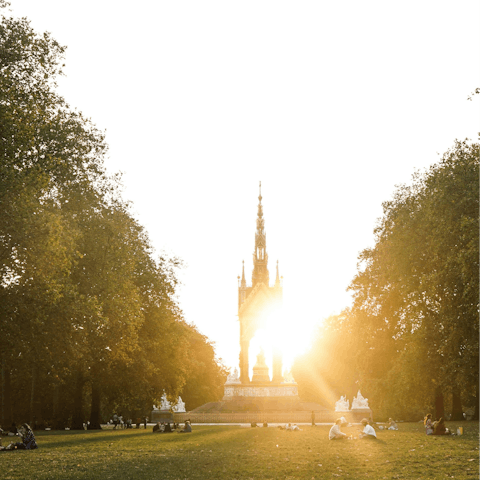 Stroll over to Hyde Park and enjoy a picnic in the sunshine