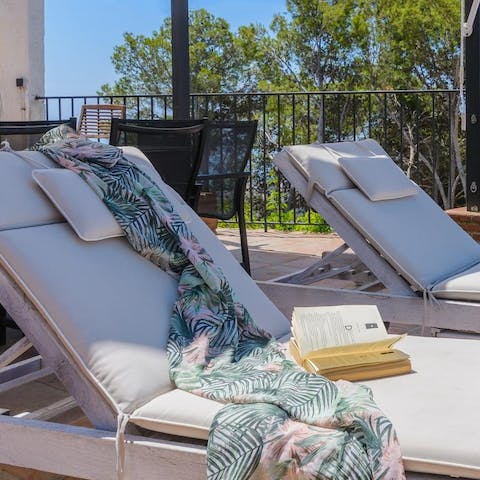 Sunbathe in peace on the private terrace 