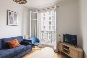 Paris Perch image 1