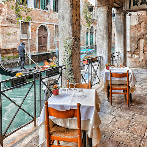 Savour delicious Italian meals in traditional restaurants 