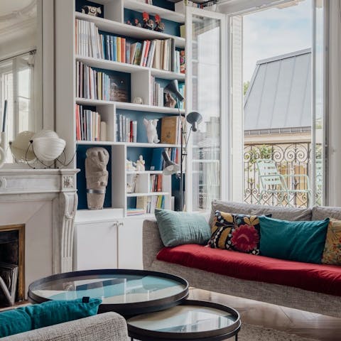 Read, relax and savour evening drinks in the living room