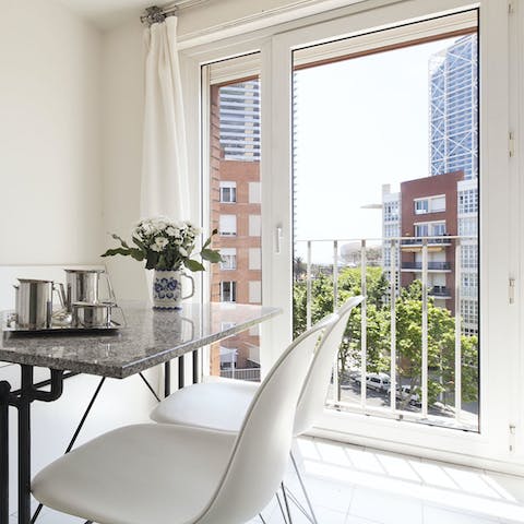 Feel connected to the heart of city living from the dining table