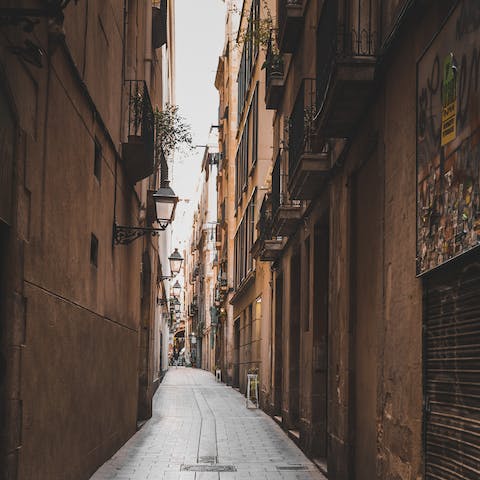 Explore the narrow streets of Barcelona's gothic quarter in two minutes on foot