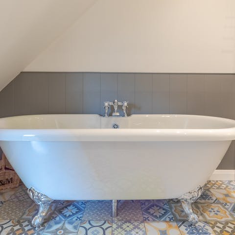 Treat yourself to an indulgent soak in the rolltop bathtub