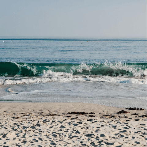 Stroll just five minutes to the Grande Plage de Carnac, or enjoy the view from home